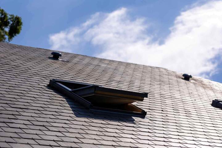 Fenêtre de toit en VELUX près de Plouay<br/>Fenêtre de toit en VELUX dans la commune de Plouay<br/>Fenêtre de toit en VELUX près de Plouay
